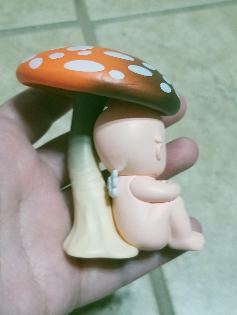 Smoko x Kewpie In The Garden Blind Box: Kewpie Leans On A Mushroom Figure - Picture 3 of 5